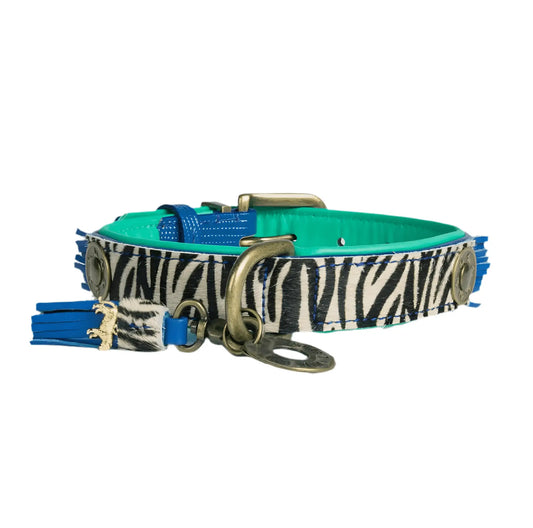 Collier pour chien Dog With A Mission Dandy – design zèbre en poils naturels avec finitions en cuir bleu et turquoise, médaillon bronze et pampille décorative bleue.