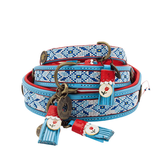 Colliers pour chien Dog With A Mission Dutchie en trois tailles – design bohème avec perles bleues, finitions en cuir rouge, pampilles fleuries et médailles vintage.